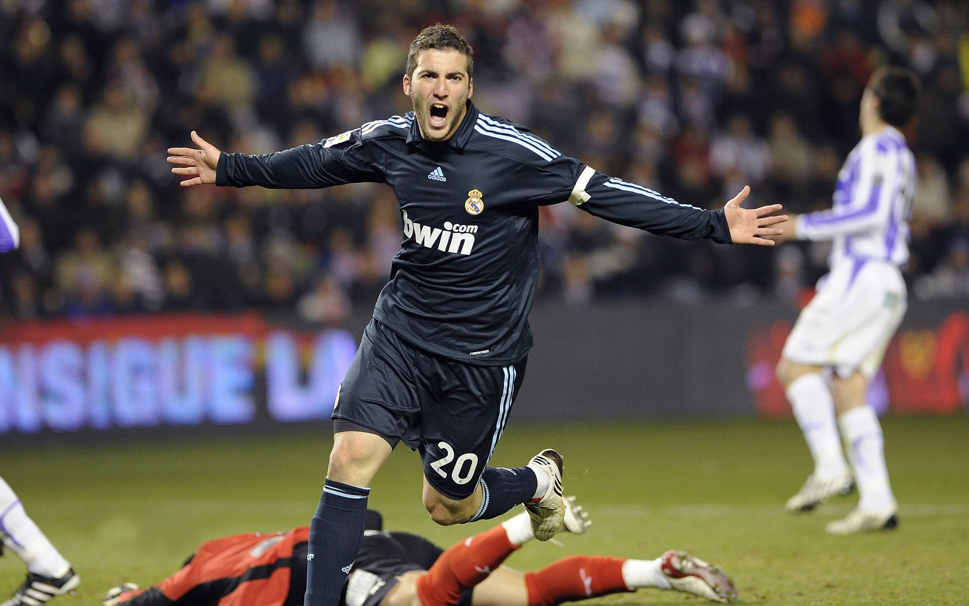 杜兰特新星最后时刻胜出表现突出，巴塞罗那前途光明！赛场气氛高涨